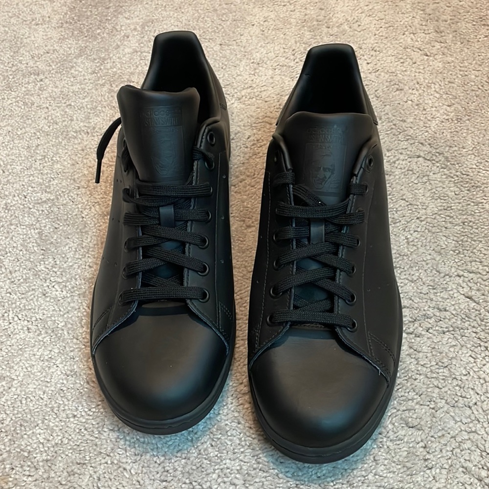 Never worn men’s black Stan smith adidas shoe